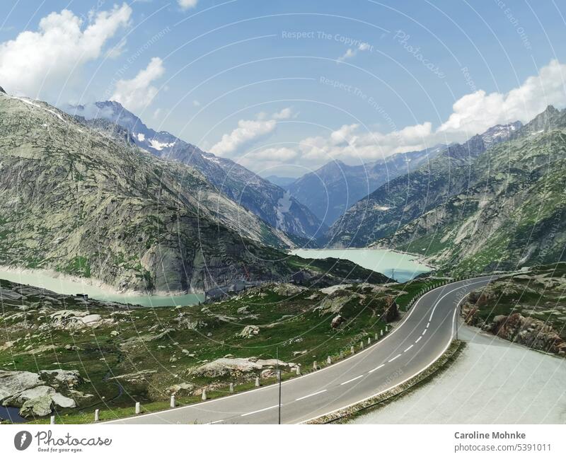 Grimsel Passstrasse mit Stausees im Hintergrund Grimselpass Strasse Berge u. Gebirge Straße Natur Landschaft Ferien & Urlaub & Reisen Außenaufnahme Alpen