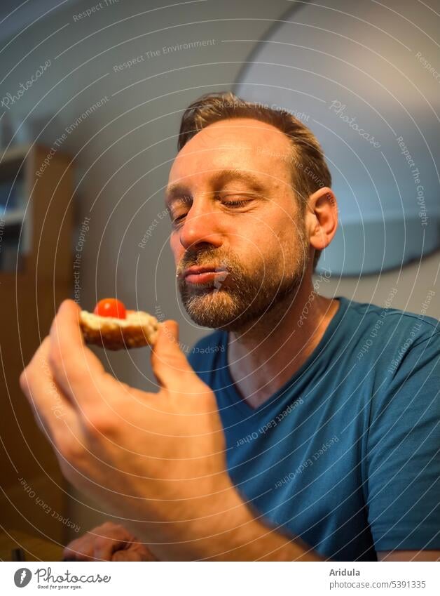 Hm, lecker … mit Tomate … Mann Essen Brot Lebensmittel Belegtes Brot Gesundheit Mensch Frühstück Abendessen Abendbrot Tisch Mahlzeit Gesicht Mund Hand