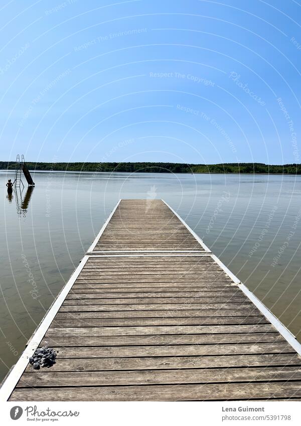 Badesteg mit Rutsche im Wasser Wasserrutsche Sommer Ferien & Urlaub & Reisen Himmel blau See Holz Außenaufnahme ruhig Landschaft Reflexion & Spiegelung Idylle