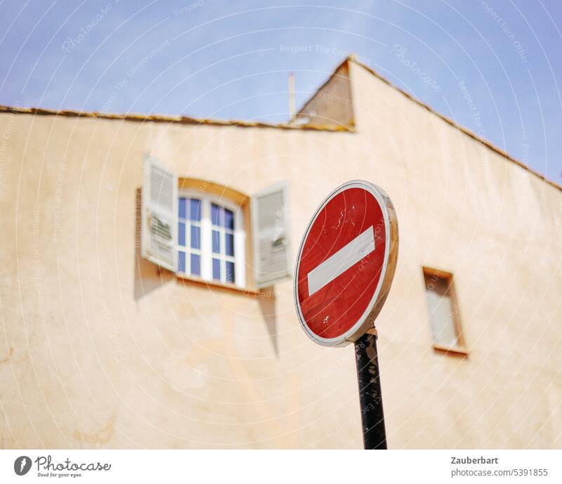 Durchfahrt verboten, Verkehrsschild in rot vor Fassade in Südfrankreich Sperre Schild Verkehrschild Balken Fenster offen Schilder & Markierungen Verbotsschild