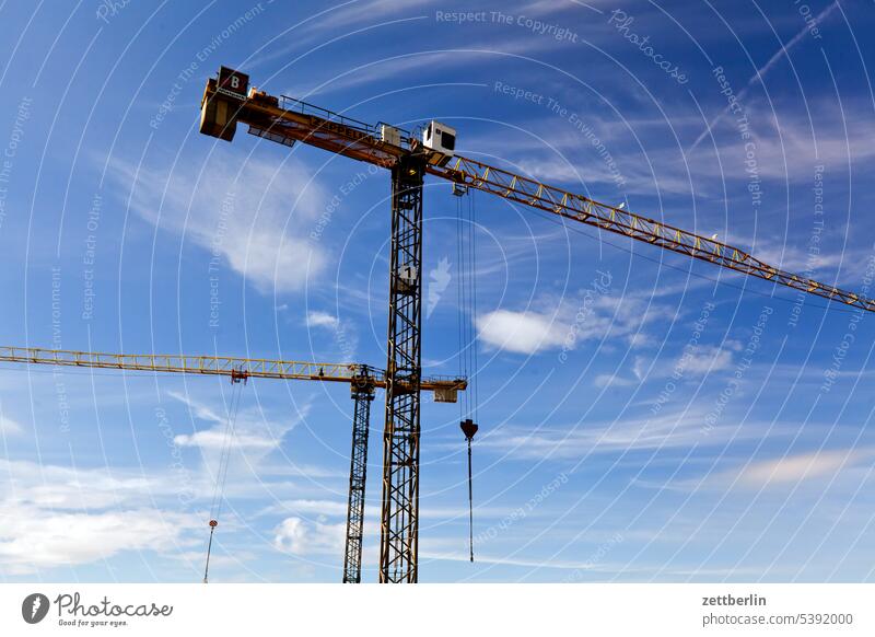 Baustelle bau baugerüst baugewerbe bauindustrie baustelle drehkran froschperspektive gebäude gewerk himmel himmelblau Hochbau ingenieurbau menschenleer montage