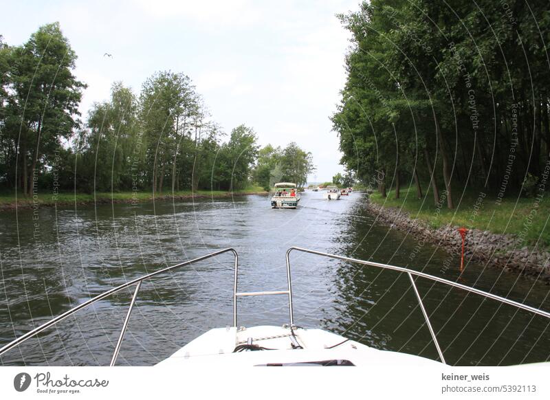 Boote auf einem Kanal bei Waren an der Müritz auf der Mecklenburgischen Seenplatte in Mecklenburg-Vorpommern in Deutschland Mecklenburgische Seenplatte Yacht