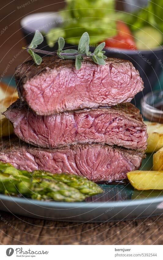 Steak mit Spargel und Pommes frites Filet gebraten Mahlzeit Essen Abendessen gekocht Gemüse Portion frisch Küche lecker Gourmet Mittagessen Grill Fleisch