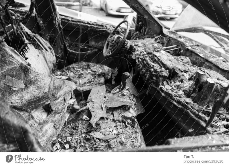 Ausgebrannt ausgebrannt Auto s/w Berlin innenraum Wrack Autowrack Berlin Mitte Sommer bnw Hauptstadt Schwarzweißfoto Stadtzentrum Tag Außenaufnahme Menschenleer