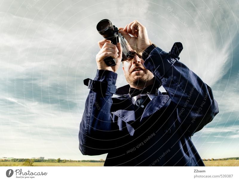 8mm CAMERA ON! Lifestyle elegant Stil Ausflug maskulin Junger Mann Jugendliche 30-45 Jahre Erwachsene Landschaft Himmel Herbst Schönes Wetter Wiese Mode