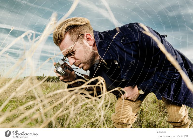 Man fotografiert in der Natur Lifestyle elegant Stil Ausflug maskulin Junger Mann Jugendliche 1 Mensch 18-30 Jahre Erwachsene Landschaft Himmel Herbst