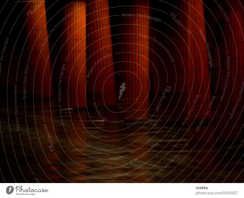 auf wackligen Säulen Unterführung Tunnel Licht Durchgang Schatten Architektur Untergrund Beleuchtung Neonlicht Fliesen u. Kacheln unterirdisch Berlin Fußgänger