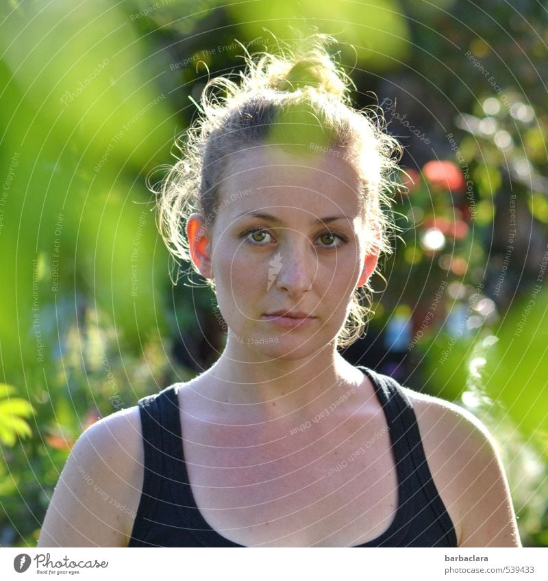 Noch ein bisschen Sommer feminin Frau Erwachsene 1 Mensch Natur Pflanze Schönes Wetter blond Locken genießen Blick stehen schön grün Stimmung Freude