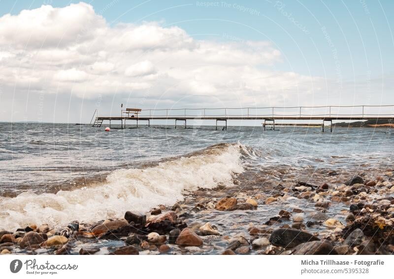 Steg und Wellen an der Ostsee Dänemark Langeland Tranekær Meer Brücke Steine Ufer Küste Landschaft Natur Himmel Wolken Sonnenschein Urlaub Tourismus reisen