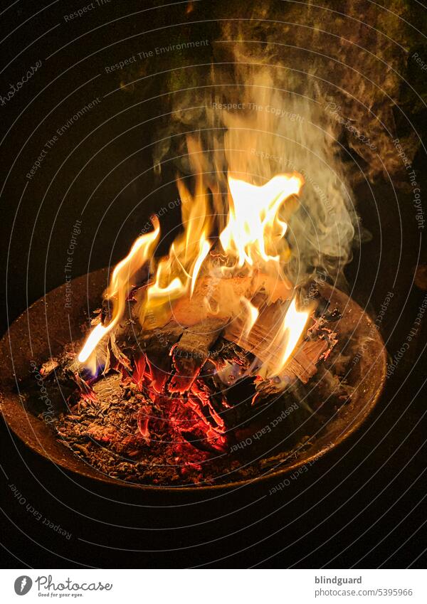 Feuerschale sommer nacht dunkel funken heiß brennen Flamme Brand Wärme Außenaufnahme schwarz Feuerstelle Funken glühend Holz Brennholz Licht Hitze gefährlich