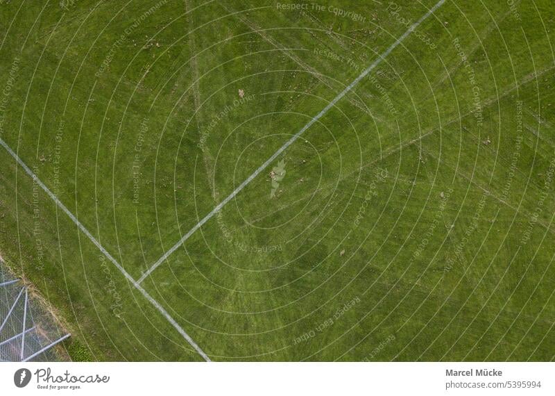 Fußballfeld aus der Vogelperspektive (Drohenaufnahme) Fußballplatz Sport Sportplatz grün Ballsport Freizeit & Hobby Spielfeld Sportstätten Sportrasen Rasen