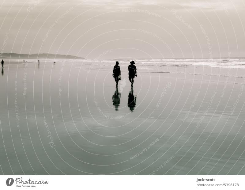 erholsamer Spaziergang am endlosen Strand Strandspaziergang Natur Paar Ferien & Urlaub & Reisen Sommer Monochrom Erholung Reflexion & Spiegelung Wasser Freiheit