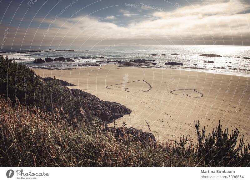 Zwei Herzen in den Sand am Strand von Oregon eingraviert Form Sommer MEER Feiertag Liebe reisen Sonnenuntergang Meer tropisch Urlaub romantisch Tourismus