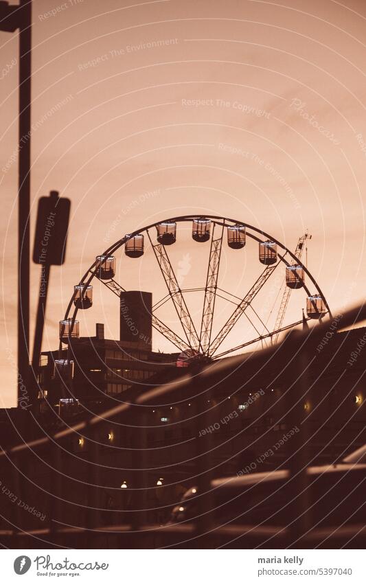 Fährenrad im Vergnügungspark bei Sonnenuntergang rund Rad Riesenrad orange Strand Architektur Mitfahrgelegenheit Spaß gefangen