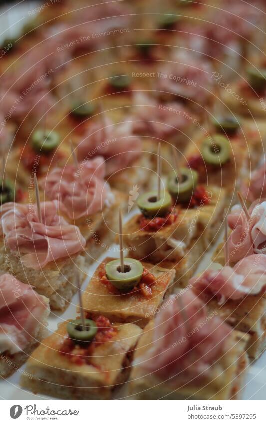 Fingerfood Focaccia mit Parmaschinken und Pesto selbstgemacht selbstgebacken Oliven grün Brot Italienisch Italienische Küche Häppchen Lebensmittel lecker