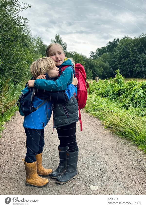 Bruder und Schwester umarmen sich Geschwister Kinder Junge Mädchen Umarmung Liebe Geschwisterliebe liebevoll Zusammensein Kindheit Glück 2 Freundschaft