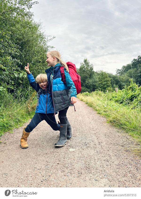 Dauerbrenner | Zwischendurch mal ein bisschen durchdrehen 🤪 Kinder Junge Mädchen Spaziergang Spaß Spaßvogel Kindheit Glück Zunge rausstrecken Fröhlichkeit