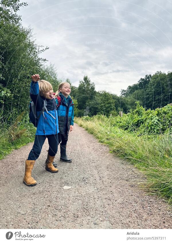 Dauerbrenner | Zwischendurch mal ein bisschen durchdrehen No. 2 Kinder Junge Mädchen draußen Kindheit Grimasse Freude Spaß Bewegung wandern Gesicht lachen