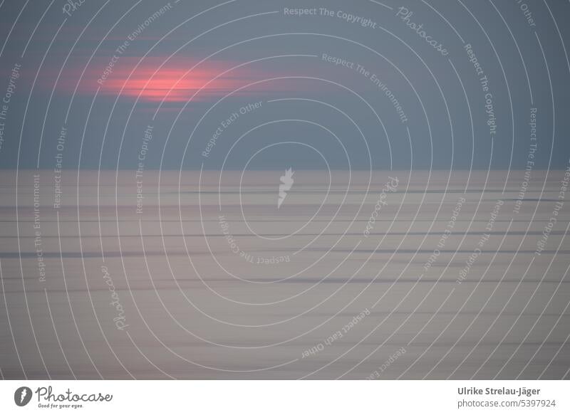 II friedlicher Sonnenuntergang an der Nordsee Abendstimmung Abenddämmerung Dämmerung Himmel ruhig beruhigend Wasser Meereslandschaft Idylle Horizont Meeresufer