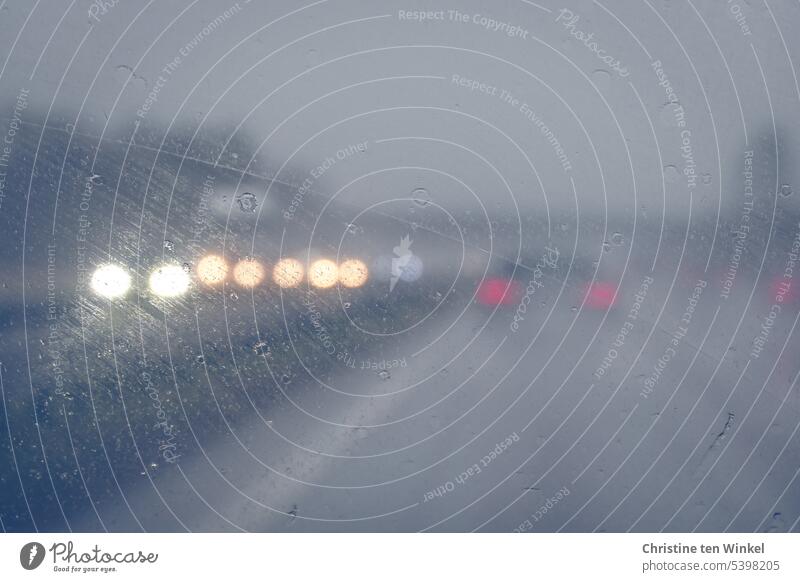 Schlechte Sicht bei Regenwetter auf der Autobahn schlechte Sicht Straße Autofahren schlechtes Wetter nass Straßenverkehr Verkehr PKW Windschutzscheibe Unschärfe