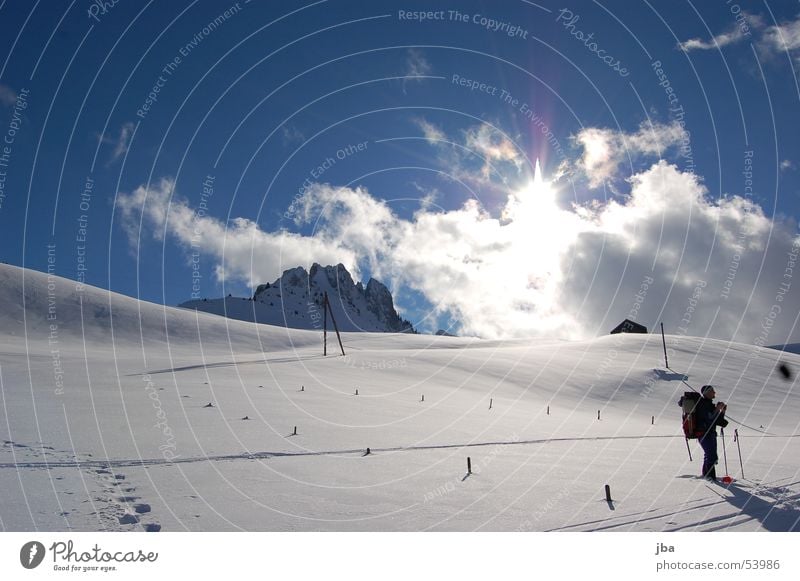 Skitour Ferien & Urlaub & Reisen Winter Berghang Pulver Pulverschnee Wolken Fotograf Skifahrer Rucksack Pause schön Spuren Skifahren Schnee Landschaft