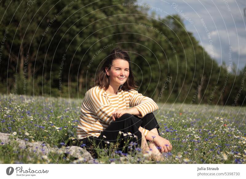 Sommerblumenfeld Sommerblumenwiese Sommerzeit Blumenfeld Kamillenblüten Kornblume lila blau weiß picknickdecke Frau sitzen gestreift Waldrand Natur draußen