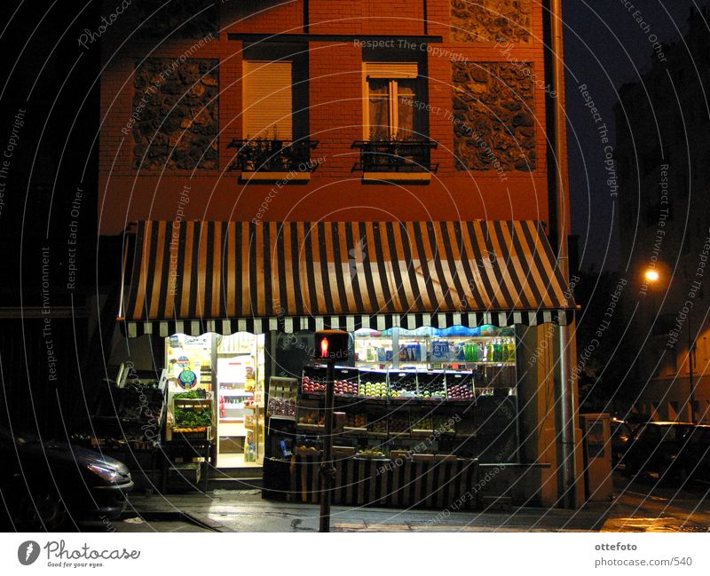 Gemüseladen in Meudon bei Paris Nacht Markise Licht Frankreich Europa Ladengeschäft Regen