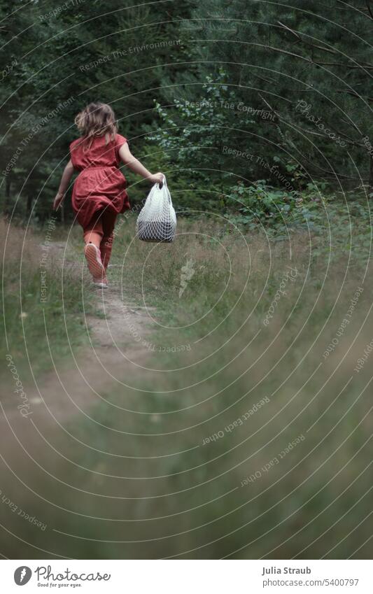 Schnell weg... Kleid Gräser Einsamkeit Erholung orange suchend grün laufen Pfad Waldpfad Sommer Mädchen Spaziergang Netztasche Waldweg ruhig Blätter Natur