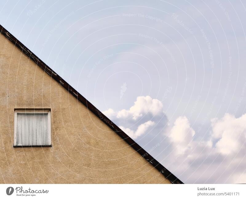 Dachschräge, Fenster mit altmodischer Gardine vor graublauem Himmel Tag Bauwerk Fassade Blauer Himmel hell urban Linien Stadt Gebäude Haus Mauer Schönes Wetter