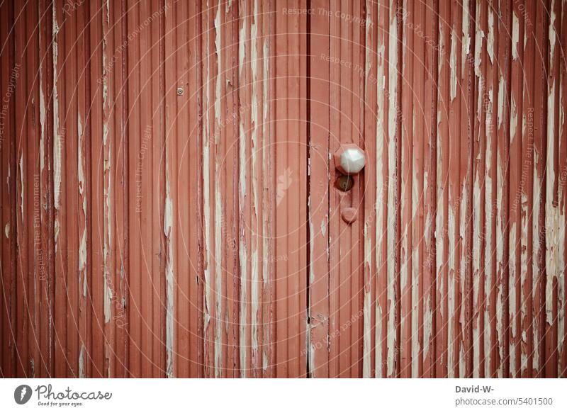 Farbe abgeblättert - Holz braucht neuen Anstrich alt abblättern Vergänglichkeit Tor Zahn der Zeit rot Wandel & Veränderung abgeblätterte Farbe Tür streichen