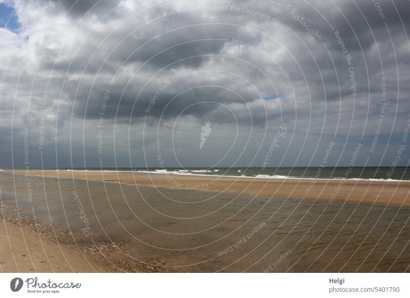 es wird Regen geben Strand Himmel Wolken Regenwolken Meer Nordsee Nordseeküste Wasser Sand dunkle Wolken Wellen Brandung menschenleer Weite Wetter