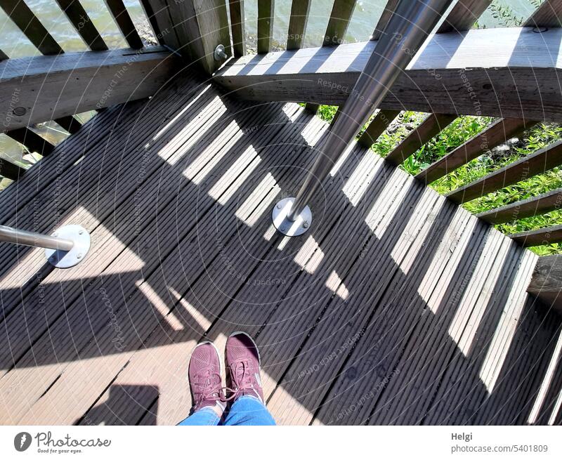 Licht und Schatten auf einem Aussichtsturm Schattenspiel Muster Turm Holz Füße Schuhe Holzstreben Bauwerk Holzbohlen Metallstützen außergewöhnlich Außenaufnahme