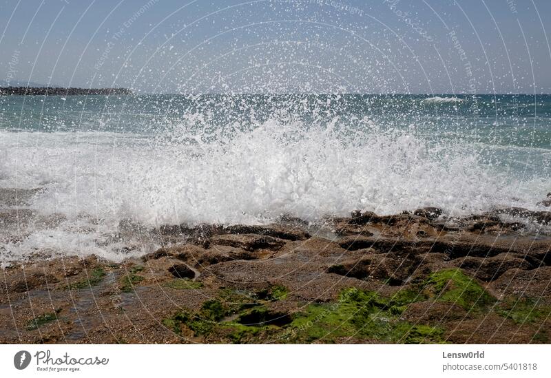 Wellen, die an der Küste von Ericeira, Portugal, ankommen Strand blau Küstenlinie Landschaft Natur Meer im Freien Felsen Sand malerisch MEER Meereslandschaft