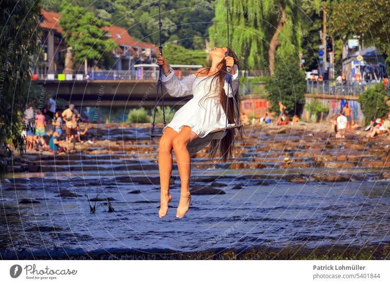 Sommerschaukel frau schukel sommer junge frau lange haare lebensfreude spaß lebensenergie fluss drisam freiburg deutschland umwelt weißes kleid weiblich feminin