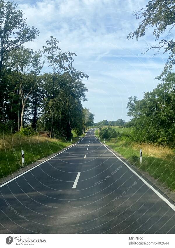 Landstraße Straßenrand Autofahren Wege & Pfade Verkehrswege außerorts Fahrbahn Asphalt Landschaft Straßenverkehr Roadmovie leere Straße on the road unterwegs