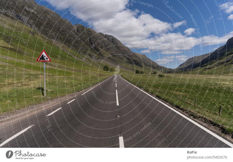 Straße im Glencoe Tal scotland Landschaft highlands Schottland Schafweide England landscape Brücke Natursteinmauer Naturschutzgebiet Landschaftsschutzgebiet