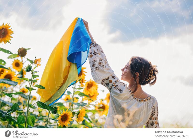 Junge ukrainische Frau winken nationale Flagge auf Sonnenblumen, Weizenfeld Hintergrund Freiheit Mädchen Selbstständigkeit Nation im Freien Patriotin