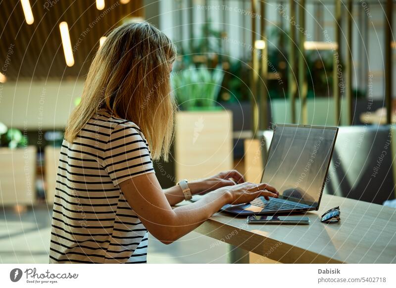 Frau benutzt Laptop in Café. Freelancer in Coworking verwenden Hände Freiberufler Business arbeiten Arbeitsplatz Büro abgelegen Tippen Menschen