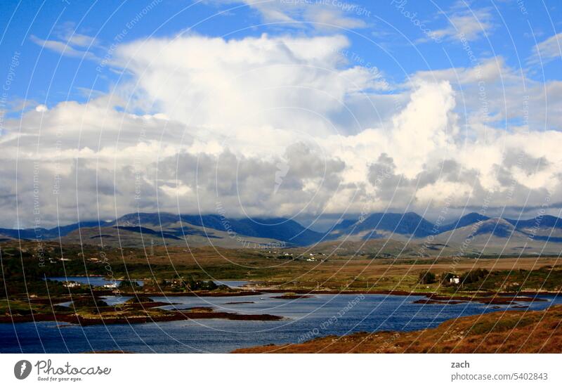 Connemara / Irland grün Republik Irland Natur Landschaft Wolken Wiese Gras Hügel Wasser See Berge u. Gebirge hügelig Himmel wolkig bewölkt