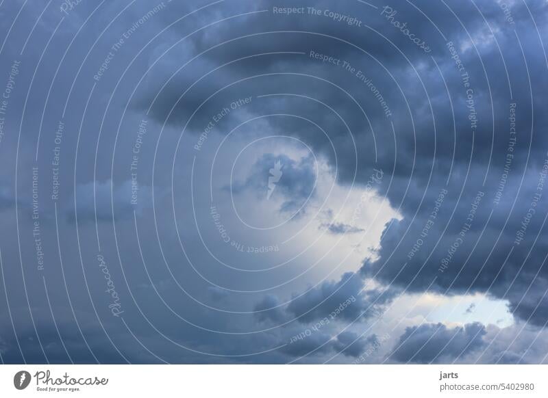 Helles Licht vor dunkle Wolken Himmel Gewitterwolken Sommerregen Horizont bedrohlich dunkel schlechtes Wetter Unwetter Sturm Umwelt Klima Regen Unwetterwolken