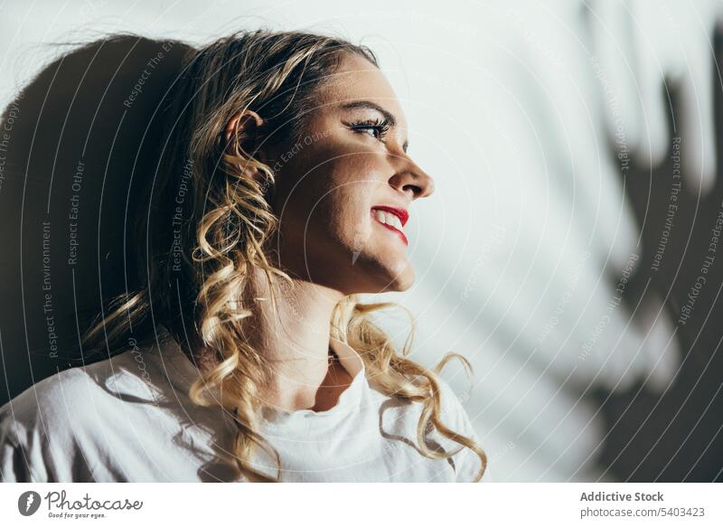 Junge Frau steht in der Nähe der weißen Wand mit Schatten Reflexion & Spiegelung Straße Sommer jung lässig stehen feminin reflektieren Sonnenlicht cool allein