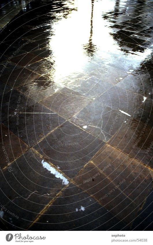 Yaiza im Glück Platz Regen Kanaren Lanzarote kalt Pfütze Sonnenaufgang Donnern Wolken ungewiss Laterne Spiegel Abschied Trauer Marmor Wasser spiegellung