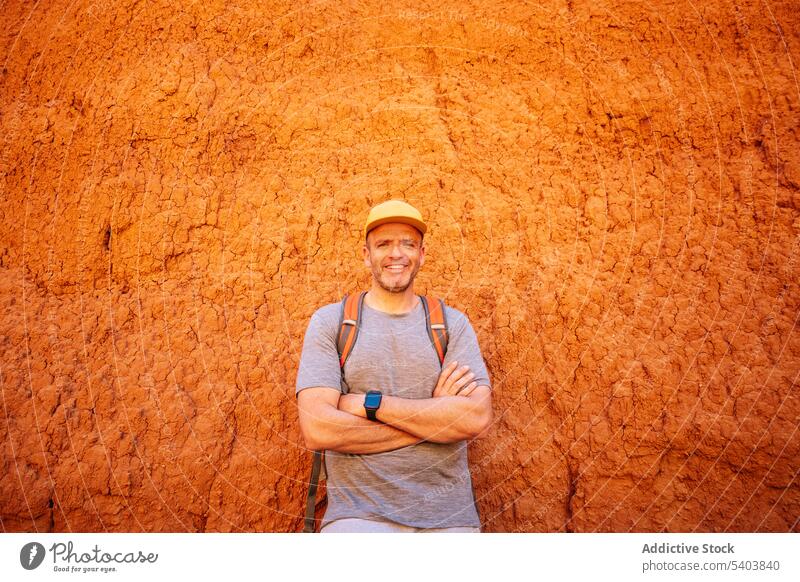 Positiver Mann am Arm quer stehend am Sandstein Glück Tourist Reisender nachdenklich Kalkstein Tourismus Schlucht reisen Urlaub alt Ausflugsziel lässig erkunden