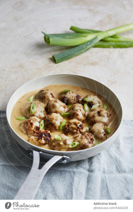 Leckere Schweden-Frikadellen mit grünen Zwiebeln Fleischklößchen Speise Saucen Bratensauce appetitlich lecker Pfanne kulinarisch Küche Rezept Tradition