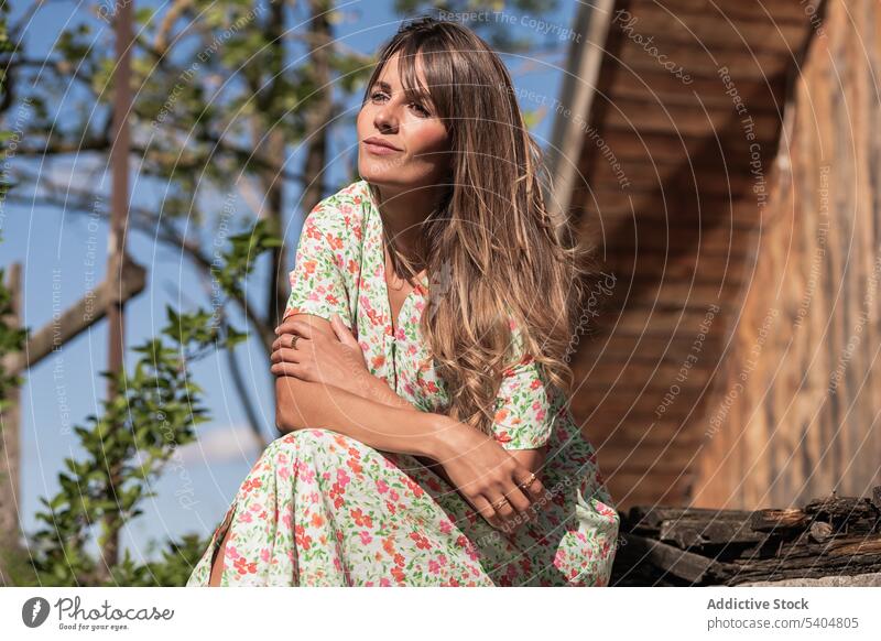 Ruhige Frau im Sommerkleid in der Nähe des Landhauses Landschaft Haus Freizeit ruhen Wachtraum Veranda träumen romantisch idyllisch Saison sich[Akk] entspannen