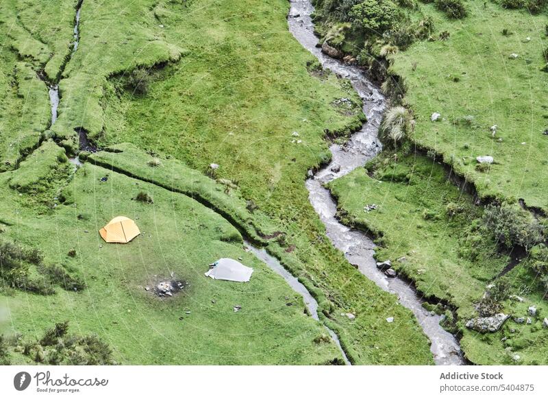 Campingzelte auf grasbewachsenem Gelände in der Nähe eines fließenden Gewässers Campingplatz Zelt Wasser Wald Baum Sommer Umwelt Natur strömen Landschaft