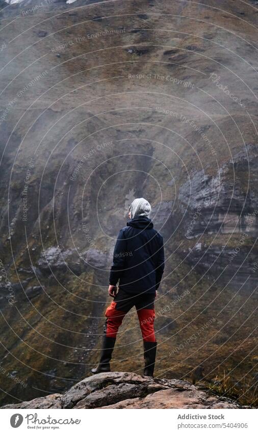 Unbekannter männlicher Wanderer steht auf einer Klippe Mann Berge u. Gebirge bewundern Vulkan Altar Reisender Natur felsig Tal Ecuador Abenteuer malerisch