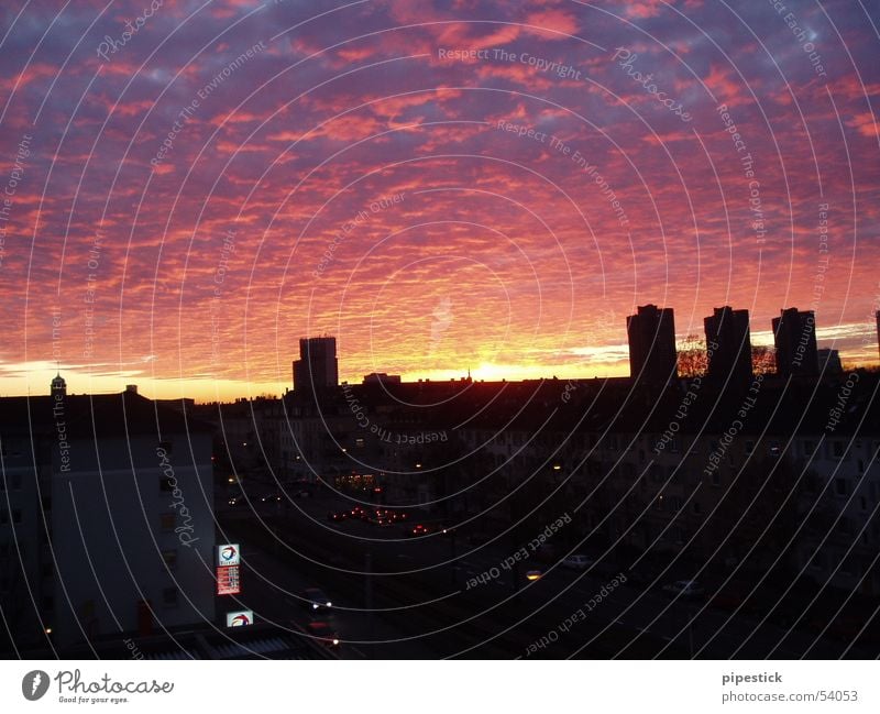 Himmel über Mannheim violett gelb Sonnenuntergang Stadt Tankstelle rosa Hochhaus Wetter Hagel