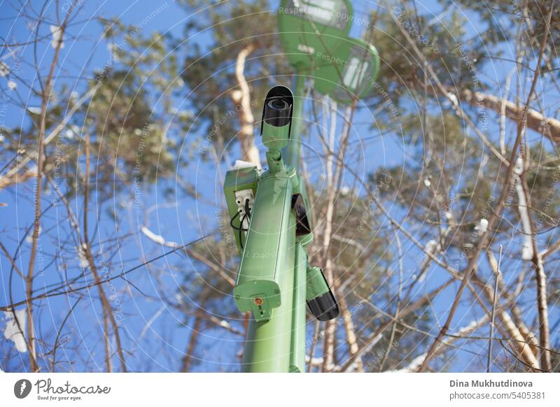 CCTV-Videokamera im Park mit blauem Himmel als Hintergrund. Sicherheitskamera auf dem öffentlichen Platz. im Freien Technik & Technologie cctv Fotokamera System