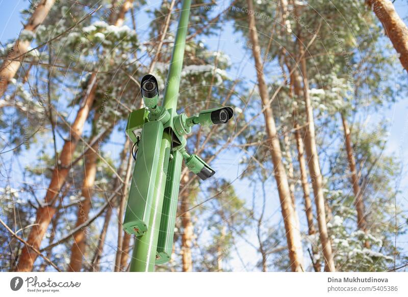 CCTV-Videokamera im Park mit blauem Himmel als Hintergrund. Sicherheitskamera auf dem öffentlichen Platz. im Freien Technik & Technologie cctv Fotokamera System